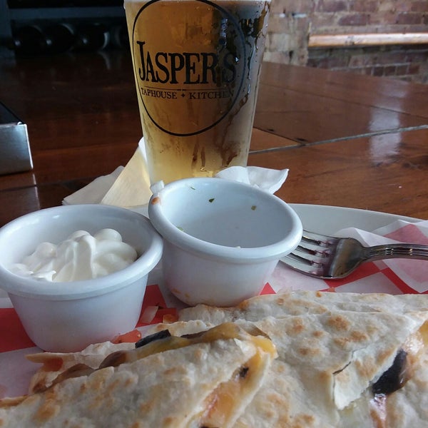 Photo taken at Jasper&#39;s Taphouse &amp; Kitchen by Rudolph P. on 6/28/2018