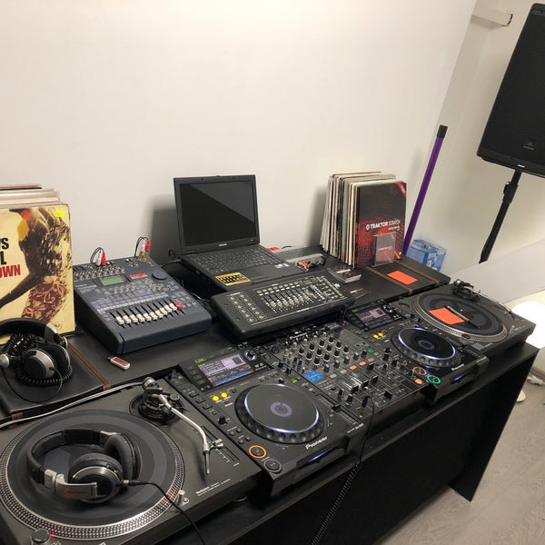 รูปภาพถ่ายที่ Clubmasters DJ &amp; Music School โดย Colin R. เมื่อ 10/9/2019