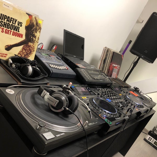 รูปภาพถ่ายที่ Clubmasters DJ &amp; Music School โดย Colin R. เมื่อ 8/19/2019