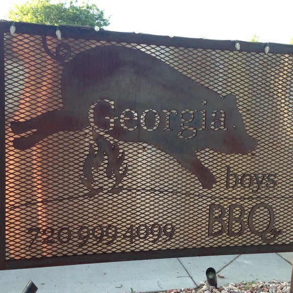 Foto scattata a Georgia Boys BBQ - Longmont da Kuvy A. il 6/12/2013