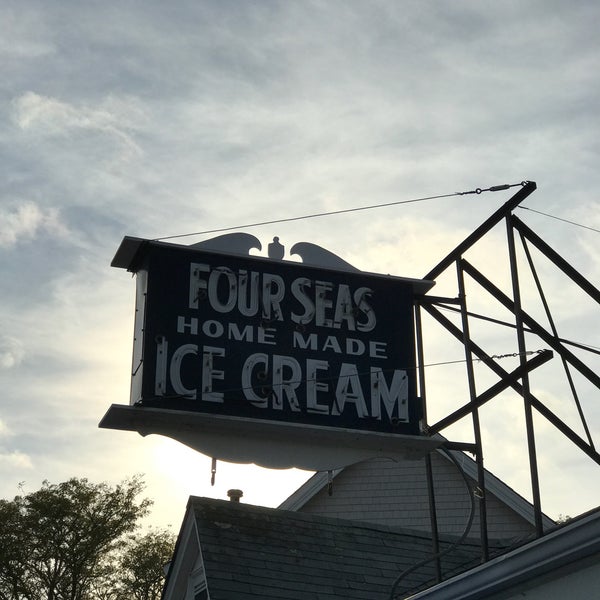 10/16/2016 tarihinde John B.ziyaretçi tarafından Four Seas Ice Cream'de çekilen fotoğraf