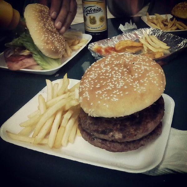 Foto scattata a Pepe&#39;s burger snacks     Cuando usted la prueba lo comprueba, La mejor! da Edgar R. il 9/28/2014