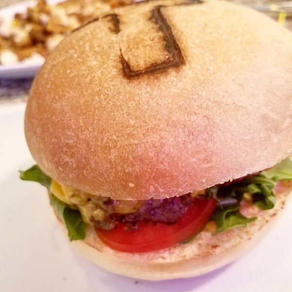 Das Foto wurde bei Toma Burger Addiction von emily joy am 6/22/2018 aufgenommen