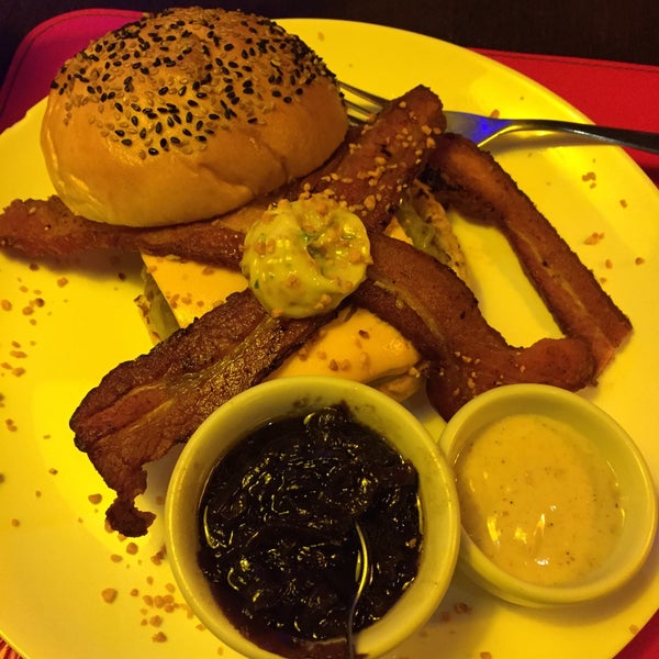 Foto diambil di Meatpacking NY Prime Burgers oleh Oberdan M. pada 3/2/2015