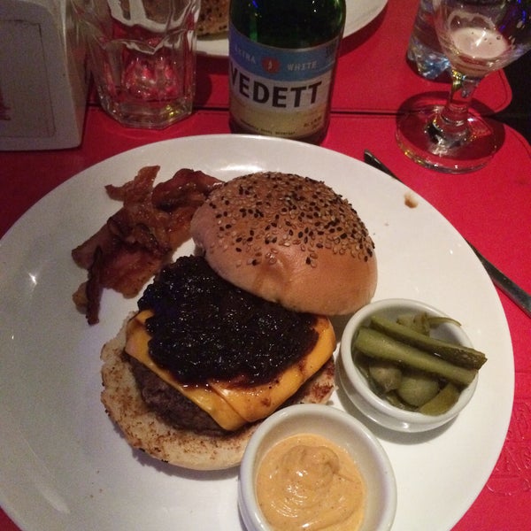 Foto diambil di Meatpacking NY Prime Burgers oleh Oberdan M. pada 2/2/2015