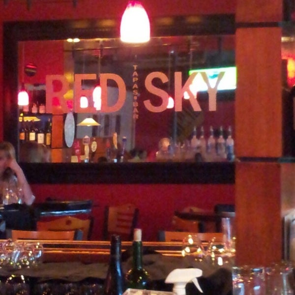 5/8/2013 tarihinde angela l.ziyaretçi tarafından Red Sky Tapas &amp; Bar'de çekilen fotoğraf