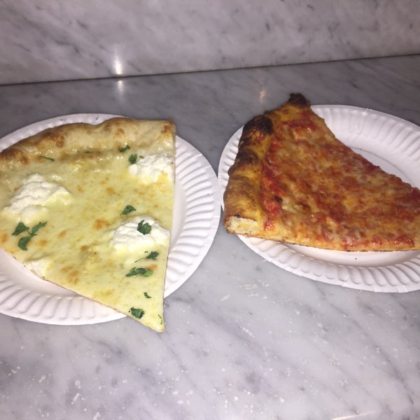 1/6/2017에 Marina J.님이 Joe&#39;s Pizza - Hollywood Blvd에서 찍은 사진