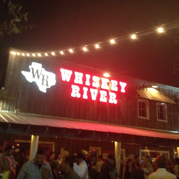 รูปภาพถ่ายที่ Whiskey River Dancehall &amp; Saloon โดย IamD N. เมื่อ 7/28/2013