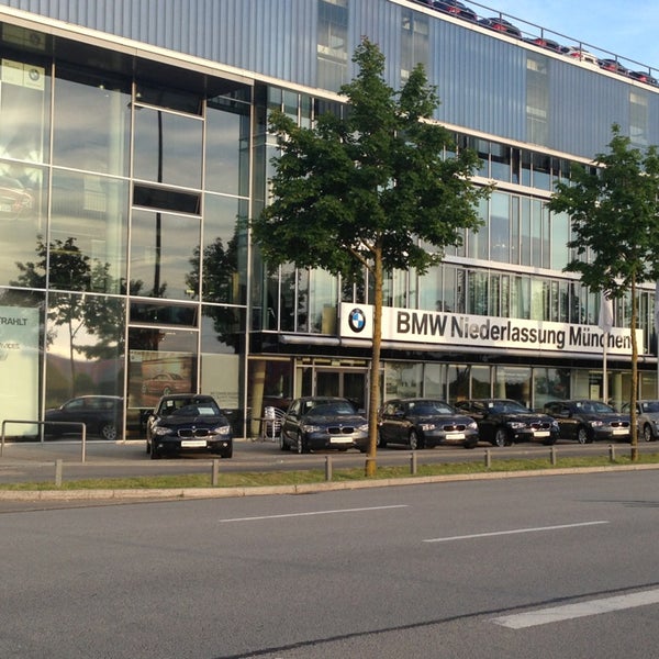 Voorstellen Posters betreden BMW Niederlassung München Filiale Fröttmaning - Auto Dealership in Freimann