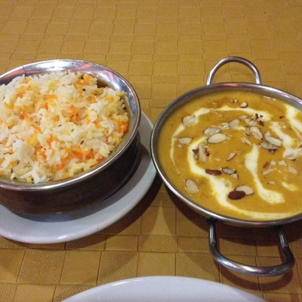 Pollo almendrado y arroz con azafrán, acompañados con pan con ajo horneado en el tandoor. Suficiente para dos personas.