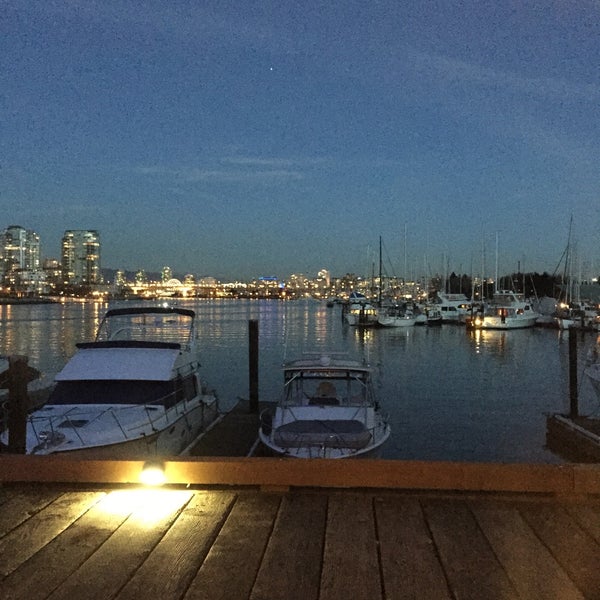 รูปภาพถ่ายที่ Dockside Restaurant โดย Bennett C. เมื่อ 2/18/2015