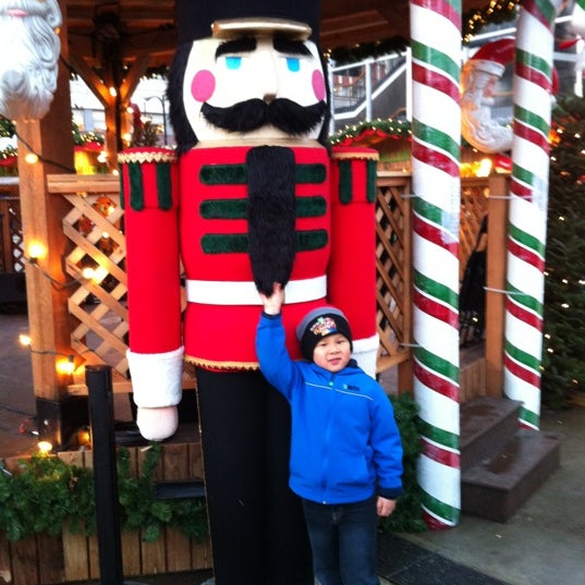 Das Foto wurde bei Vancouver Christmas Market von Bennett C. am 12/7/2012 aufgenommen
