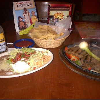Das Foto wurde bei La Parrilla Mexican Restaurant von Ramon M. am 9/26/2012 aufgenommen