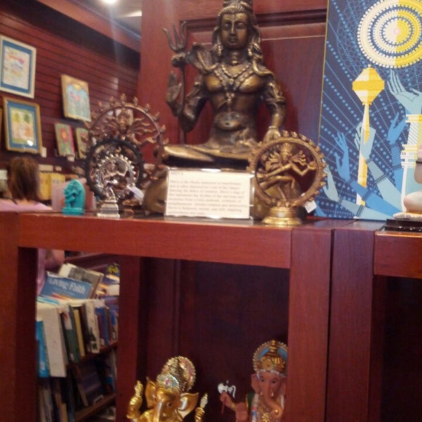 Foto tirada no(a) Crazy Wisdom Bookstore &amp; Tea Room por Soumya em 5/15/2013