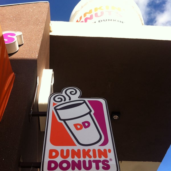 Photo taken at Dunkin&#39; Donuts by Clara J. on 5/21/2015