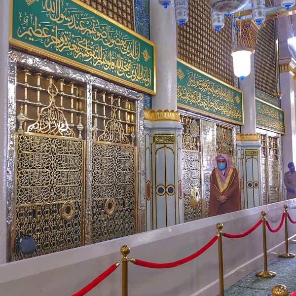 Photo taken at قبر الرسول صلى الله عليه وسلم Tomb of the Prophet (peace be upon him) by Mo3ath on 5/10/2021