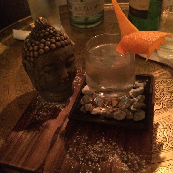 Foto scattata a Looking Glass Cocktail Club da Yasmin Y. il 3/22/2014