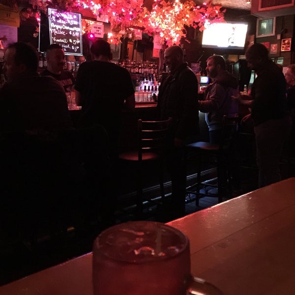 11/22/2015 tarihinde Vic W.ziyaretçi tarafından Ty&#39;s Bar'de çekilen fotoğraf