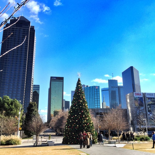 Photo taken at Klyde Warren Park by Vic W. on 12/24/2014