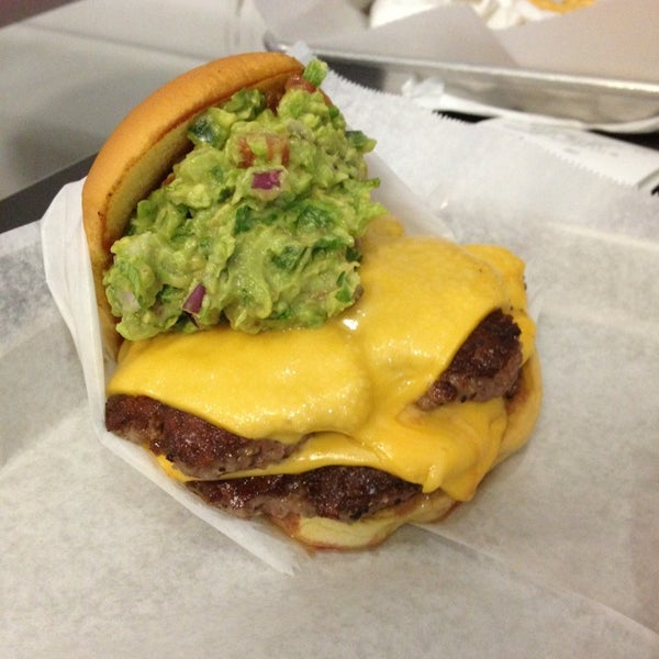 รูปภาพถ่ายที่ Milk Burger โดย John L. เมื่อ 12/31/2012