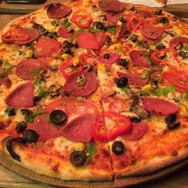 Снимок сделан в The City&#39;s Pizza пользователем Batuhn 1/18/2016