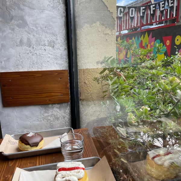 5/28/2022 tarihinde Renáta Eszter H.ziyaretçi tarafından Badass Coffee &amp; Donut'de çekilen fotoğraf