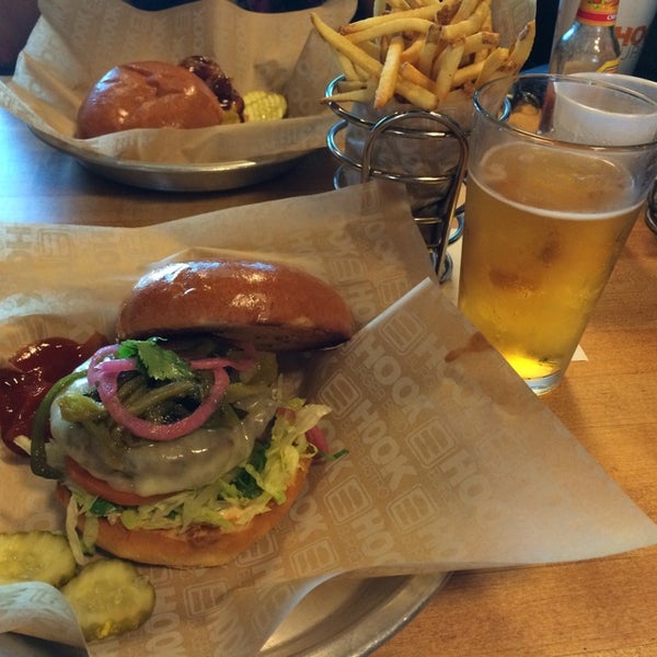 6/16/2014にErna K.がHook Burger Bistroで撮った写真