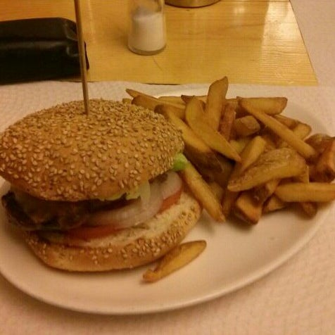 Foto tirada no(a) La Castanya Gourmet Burger por Iris S. em 2/16/2014