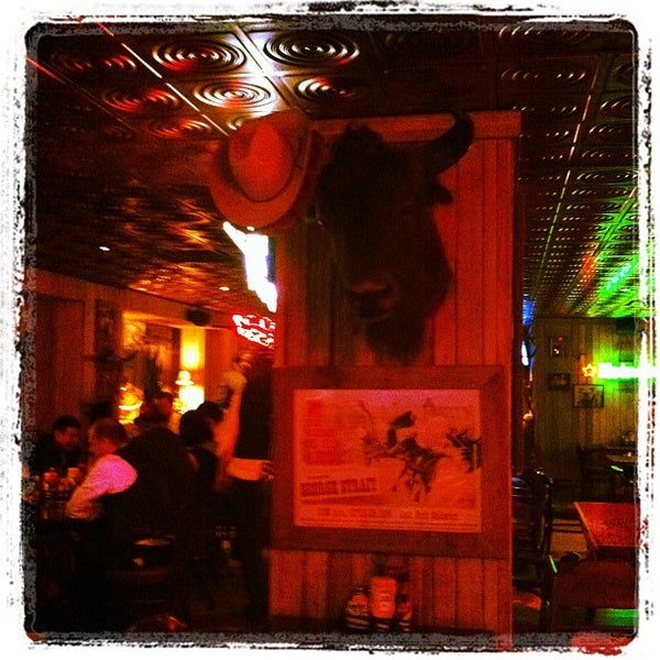 รูปภาพถ่ายที่ The Rodeo Bar and Grill โดย Tim B. เมื่อ 12/8/2012