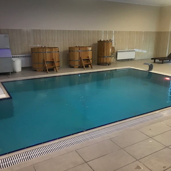 Отель грозный сити бассейн. Дом в чеченском национальном стиле. Гостиница the local грозный. Грозный отели с бассейном. Отель local грозный бассейн.