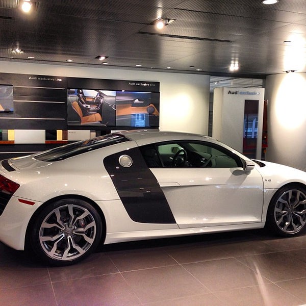 6/8/2013에 TJ J.님이 Audi Manhattan에서 찍은 사진