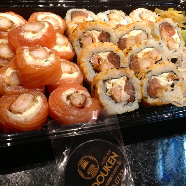 รูปภาพถ่ายที่ Hadouken Sushi Bar โดย rafael c. เมื่อ 4/25/2013