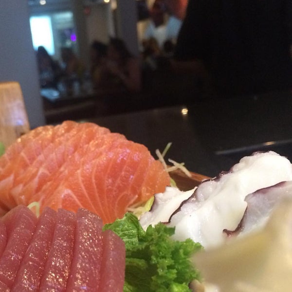 รูปภาพถ่ายที่ Hadouken Sushi Bar โดย rafael c. เมื่อ 1/8/2016