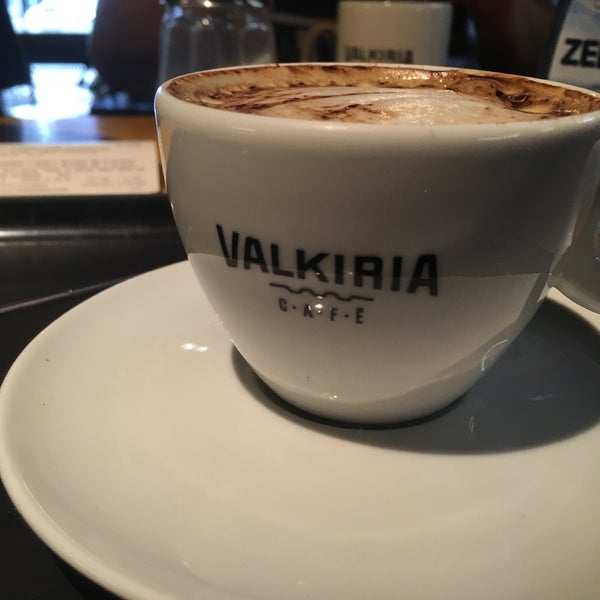Foto diambil di Valkiria Café oleh Letícia T. pada 3/10/2017