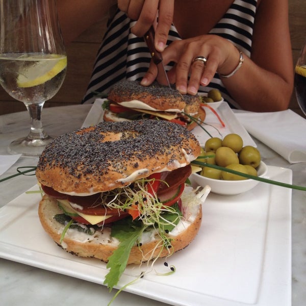 9/19/2014 tarihinde Yan H.ziyaretçi tarafından Bagel'de çekilen fotoğraf