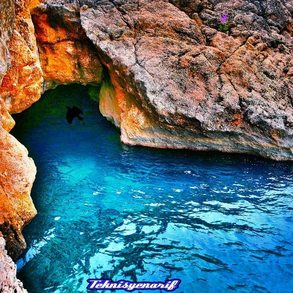 Голубая пещера турция. Голубая пещера Фетхие. Голубая пещера Капуташ. Mavi Magara фото. Yanisli Magarasi.