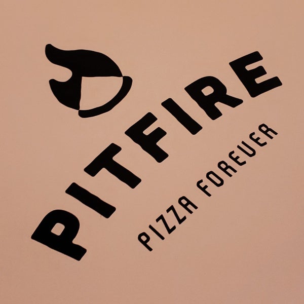 Foto tirada no(a) Pitfire Pizza por Molly H. em 11/6/2022