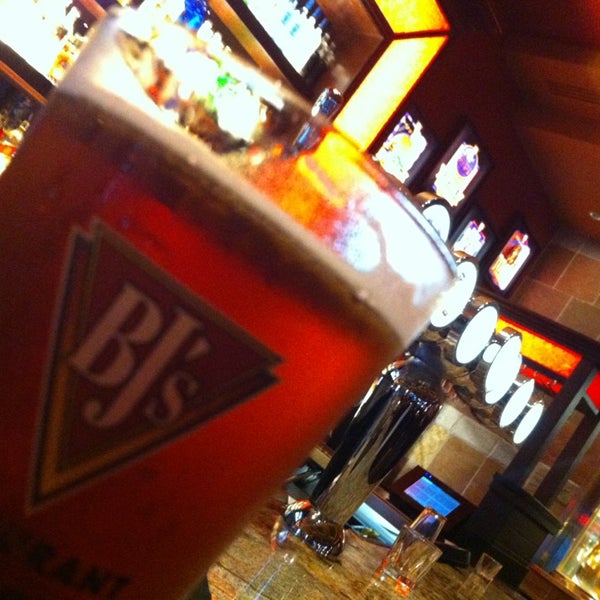 Photo taken at BJ&#39;s Restaurant &amp; Brewhouse by Peter S. on 6/6/2013