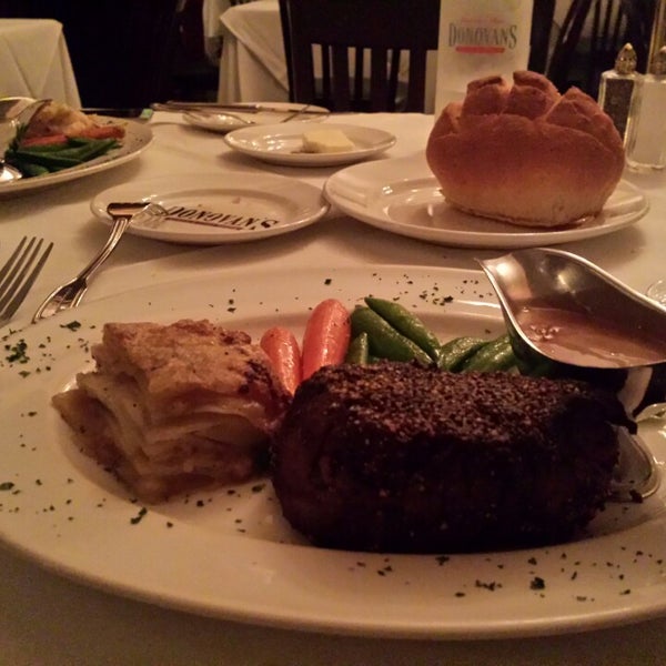 รูปภาพถ่ายที่ Donovan&#39;s Steak &amp; Chop House โดย Basel Q. เมื่อ 6/20/2014