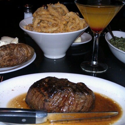 Das Foto wurde bei Famous Steak House von Jennifer N. am 10/24/2012 aufgenommen