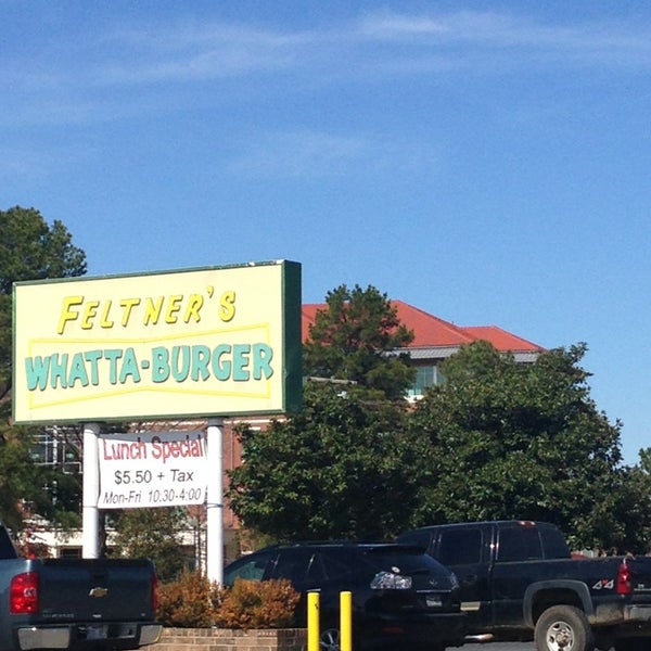Foto tirada no(a) Feltner&#39;s Whatta-Burger por Jennifer S. em 2/24/2014