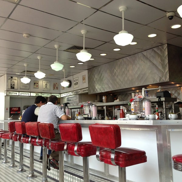 Photo taken at Johnny Rockets by Hector Z. on 5/11/2013