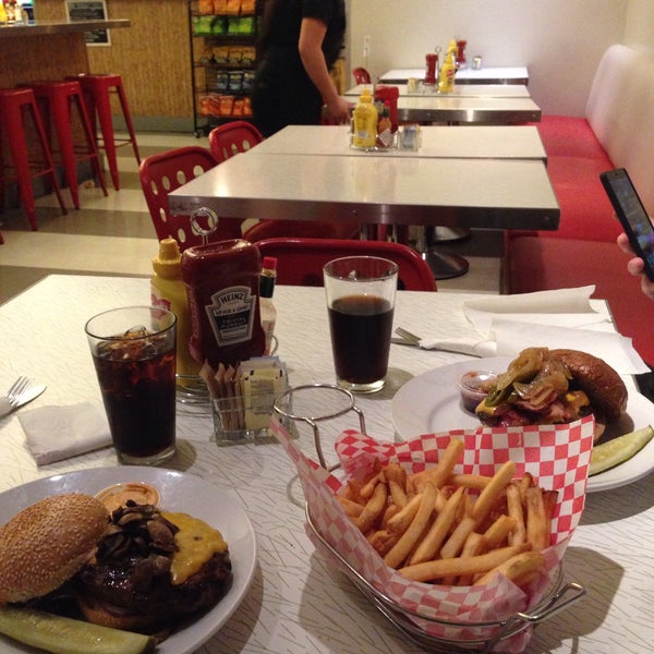 Foto scattata a Custom Burger da Luis M. il 12/6/2015