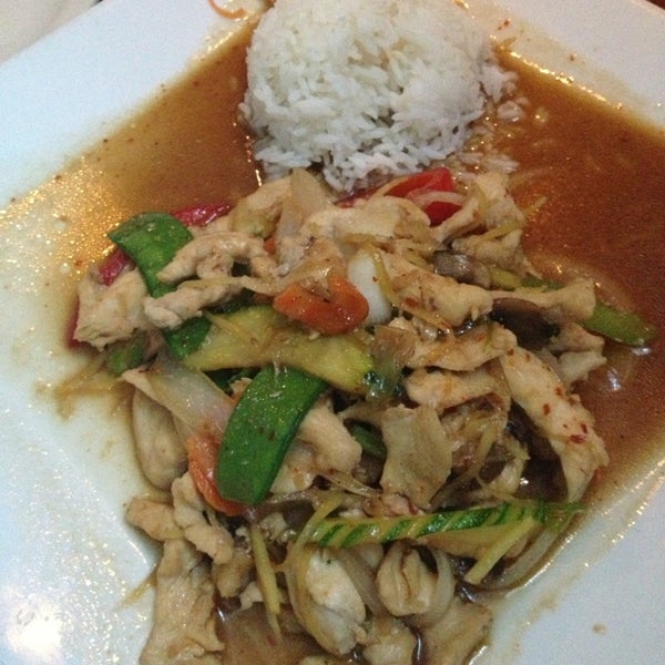 Das Foto wurde bei Galanga Thai Kitchen &amp; Sushi Bar von alanEATS am 8/25/2013 aufgenommen
