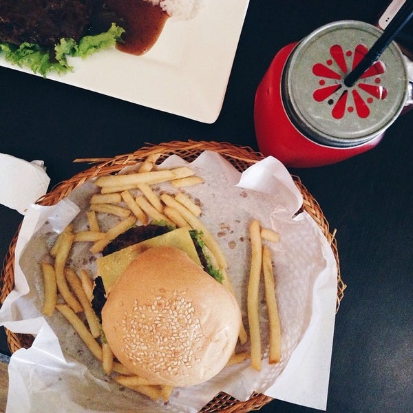 Foto diambil di Stuff Over Burger Cafe oleh Giannina A. pada 8/8/2014