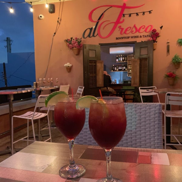 Photo prise au AlFresco Rooftop Wine Bar par Adam G. le3/8/2019