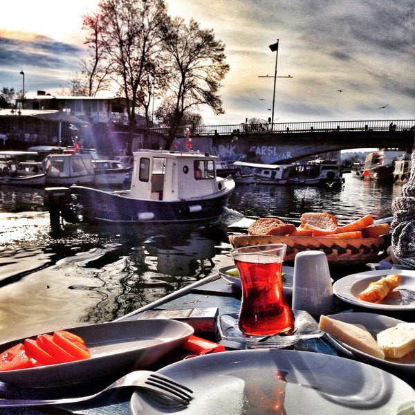 Das Foto wurde bei Göksu Hüseyin Bey Cafe &amp; Otel von Cem D. am 12/28/2014 aufgenommen