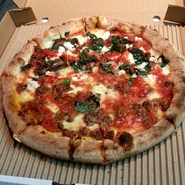 Снимок сделан в The Pizza Guys пользователем Aisha A. 12/4/2014
