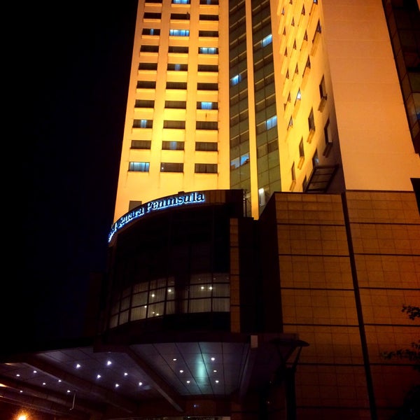 รูปภาพถ่ายที่ Menara Peninsula Hotel Jakarta โดย Aguk I. เมื่อ 11/15/2015