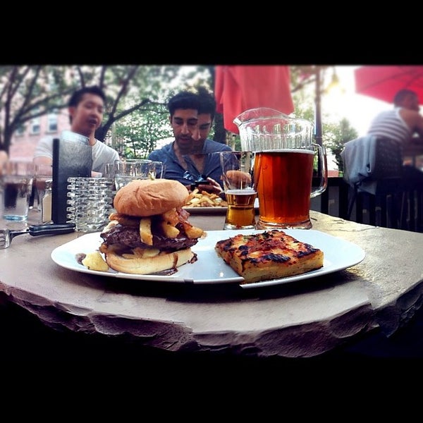 รูปภาพถ่ายที่ Hub Restaurant &amp; Lounge โดย Reza N. เมื่อ 11/5/2012